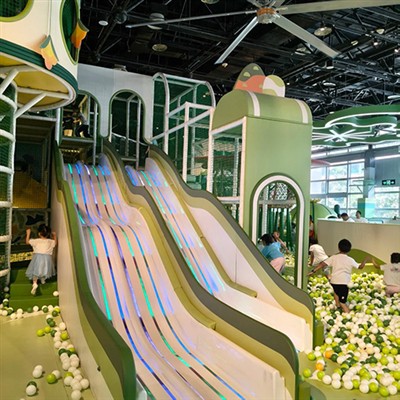 Notranji igralni centri vstopijo v dobo 2.0: plezalne strukture postanejo jed...