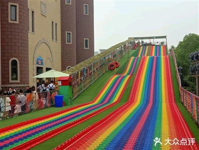 Mavrični tobogani so nov preboj v kulturnem turizmu, vizualna ekonomija spodb...