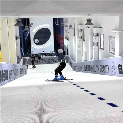 Matiranje suhih pobočij podira sezonske omejitve in omogoča smučarsko izkušnj...